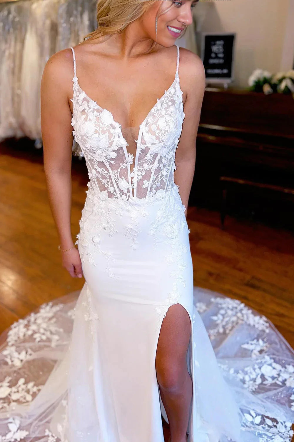 Vestido de novia de sirena con tirantes finos, abertura alta y apliques